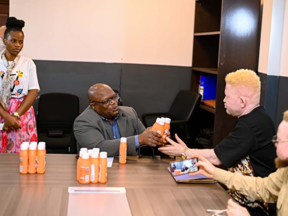Kinshasa : FONA-PVH offre des crèmes solaires aux associations des personnes atteintes d’albinisme
