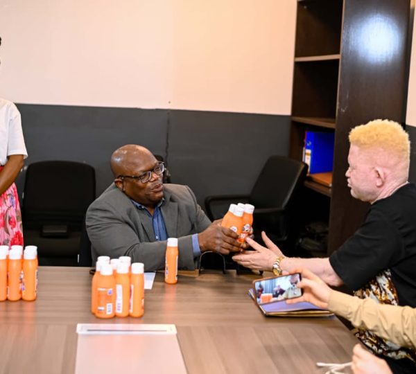 Kinshasa : FONA-PVH offre des crèmes solaires aux associations des personnes atteintes d’albinisme